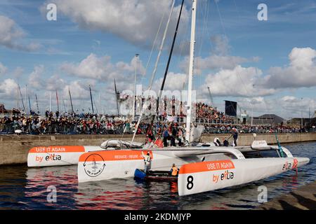 Saint-Malo, Francia. 4th Nov 2022. Usalo di nuovo con lo skippering di Extia di Romain Pilliard. Lasciando le piscine dell'ULTIMS 32/23 durante la Route du Rhum. Foto Stock