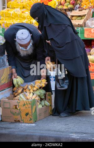 Un negozio di banane per coppie musulmane presso uno stand all'aperto presso l'Apna Supermarket sulla 73ed Street a Jackson Heights, Queens, New York City. Foto Stock