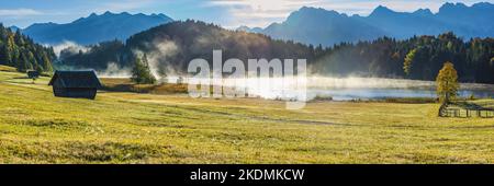 Geroldsee, alle sue spalle i monti Karwendel, Werdenfelser Land, alta Baviera, Baviera, Germania, Europa Foto Stock