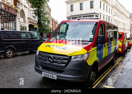 Il Diplomatic Protection Unit Red Van parcheggiato in Duncannon Street a Londra Foto Stock