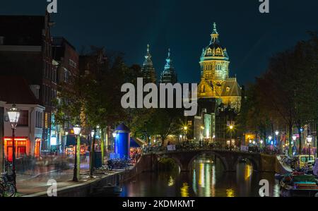 Una foto del quartiere a luci rosse e della Basilica di San Nicola, di notte, ad Amsterdam. Foto Stock