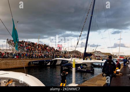 Saint-Malo, Francia. 4th Nov 2022. Edmond de Rothschild (Gitana 17) skippering di Charles Caudrelier. Lasciare i pool dell'ULTIMS 32/23. Foto Stock