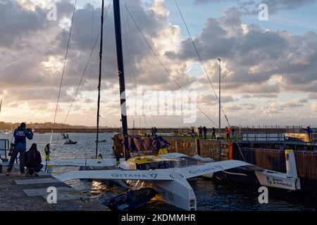 Saint-Malo, Francia. 4th Nov 2022. Edmond de Rothschild (Gitana 17) skippering di Charles Caudrelier. Lasciare i pool dell'ULTIMS 32/23. Foto Stock