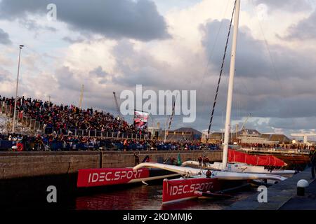 Saint-Malo, Francia. 4th Nov 2022. IDEC Sport skippering di Francis Joyon. Lasciando le piscine dell'ULTIMS 32/23 durante la Route du Rhum. Foto Stock