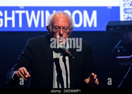 Philadelphia, Stati Uniti. 06th Nov 2022. Il Senatore Bernie Sanders parla sul palco durante il nostro futuro è ora pre-elezione tour al Franklin Music Hall, a Philadelphia, PA, USA il 6 novembre 2022. Con la cantante statunitense Tinashe l'evento si svolge due giorni prima delle elezioni di Midterm del 2022 e co-ospitato da NextGen America, MoveOn Political Action e Working Families Party. Credit: OOGImages/Alamy Live News Foto Stock