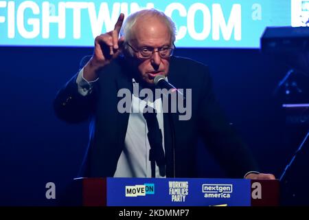 Philadelphia, Stati Uniti. 06th Nov 2022. Il Senatore Bernie Sanders parla sul palco durante il nostro futuro è ora pre-elezione tour al Franklin Music Hall, a Philadelphia, PA, USA il 6 novembre 2022. Con la cantante statunitense Tinashe l'evento si svolge due giorni prima delle elezioni di Midterm del 2022 e co-ospitato da NextGen America, MoveOn Political Action e Working Families Party. Credit: OOGImages/Alamy Live News Foto Stock