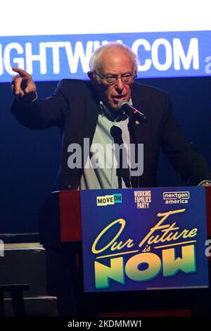 Philadelphia, Stati Uniti. 06th Nov 2022. Il Senatore Bernie Sanders parla sul palco durante il nostro futuro è ora pre-elezione tour al Franklin Music Hall, a Philadelphia, PA, USA il 6 novembre 2022. Con la cantante statunitense Tinashe l'evento si svolge due giorni prima delle elezioni di Midterm del 2022 e co-ospitato da NextGen America, MoveOn Political Action e Working Families Party. Credit: OOGImages/Alamy Live News Foto Stock