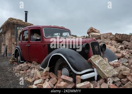 Tarrant Hinton.Dorset.United Kingdom.August 25th 2022.A scarto Austin sei è mezzo sepolto tra macerie per replicare una scena tipica della seconda guerra mondiale Foto Stock