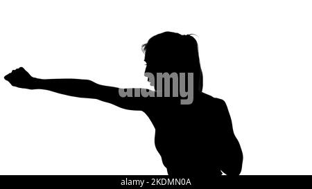 su sfondo bianco, un'ombra, un contorno nero di una figura femminile che fa movimenti di boxe, una lotta con un'ombra, kickboxing, imitazioni di colpi, tecniche di combattimento,. Foto di alta qualità Foto Stock