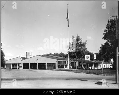 Garage, officina, lavanderia e stazione di servizio a Enebyberg. Stockholm County Omnibuss AB, SLO (Stockholm-Roslagen Railway, SRJ). Foto Stock