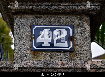 Strada segnale numero 42 su una colonna di pietra Foto Stock