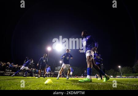 I giocatori della città di Ipswich si scaldano in campo prima della partita della Emirates fa Cup al SB Stadium di Sandhurst. Data immagine: Lunedì 7 novembre 2022. Foto Stock