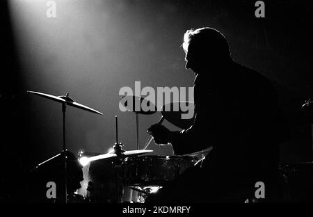 Gene Krupa (nee Eugene Bertram Krupa), batterista e compositore jazz americano, durante una performance al Buenos Aires Luna Park, Argentina, circa 1965 Foto Stock