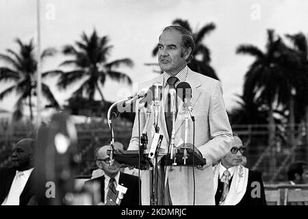 George McGovern, candidato presidenziale americano, alla Convention del Partito Democratico tenutasi a Miami, Florida, Stati Uniti, nel 1972 Foto Stock