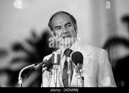 George McGovern, candidato presidenziale americano, alla Convention del Partito Democratico tenutasi a Miami, Florida, Stati Uniti, nel 1972 Foto Stock