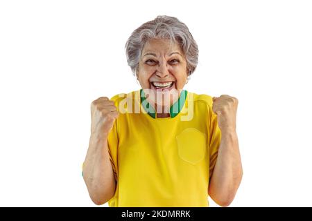 Donna matura con maglia gialla squadra di calcio isolata su bianco. Tifosi sportivi con Bandiera che festeggiano la Coppa. Foto Stock