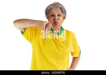 Donna matura con maglia gialla squadra di calcio isolata su bianco. Tifosi sportivi con Bandiera che festeggiano la Coppa. Foto Stock