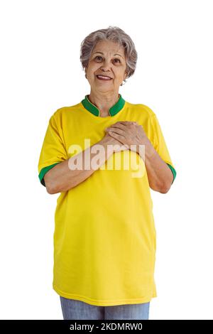 Donna matura con maglia gialla squadra di calcio isolata su bianco. Tifosi sportivi con Bandiera che festeggiano la Coppa. Foto Stock