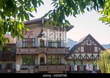 Hotel Europa e altri edifici in stile bavarese nella città tedesca di Leavenworth, Washington, USA. Foto Stock