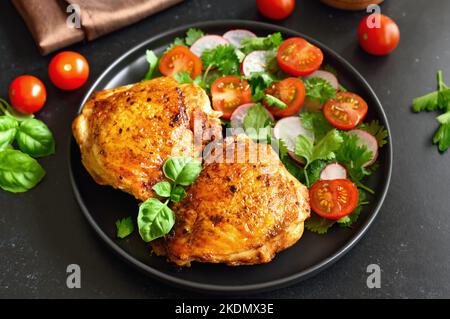 Cosce di pollo arrosto con verdure sul piatto, vista ravvicinata Foto Stock