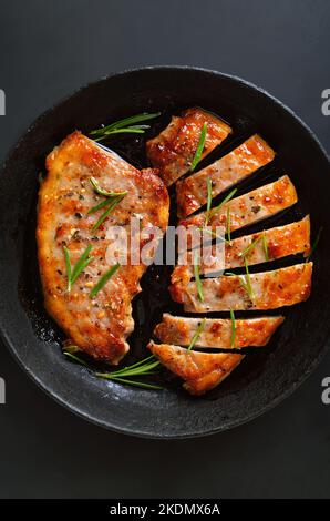Carne alla griglia. Succulente bistecche di maiale alla griglia in padella. Vista dall'alto, disposizione piatta Foto Stock