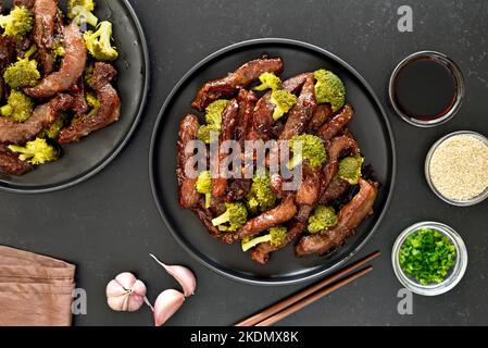 Manzo e broccoli mescolare friggere su sfondo scuro. Vista dall'alto, piatto Foto Stock