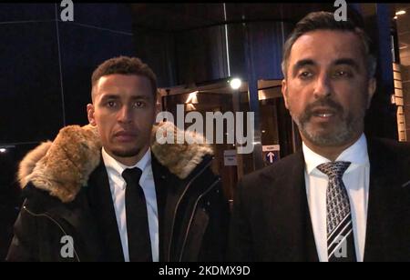 Prendi il video PA del capitano James Tavernier dei Rangers (a sinistra) con l'avvocato Aamer Anwar al di fuori della corte dello sceriffo di Glasgow, dopo che egli fu autorizzato a guidare pericolosamente a Glasgow. Data immagine: Lunedì 7 novembre 2022. Foto Stock