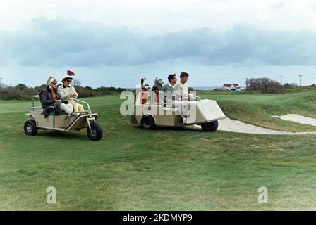 Weekend a Newport - Golf. Bradlee, Kennedy, ben Bradlee, Presidente Kennedy. Newport, RI, Newport Country e, 13 settembre 1963 - fotografo Robert L Knudsen Foto Stock