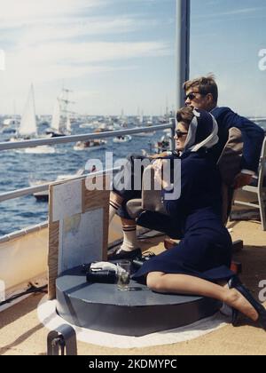 Guardando l'America's Cup Race. Sig.ra Kennedy, presidente Kennedy. All'uscita di Newport, RI, a bordo della USS Joseph P. Kennedy, Jr - Robert L. Knudsen Foto Stock