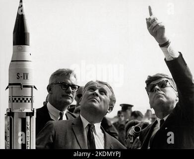 Gara spaziale - Seamans, von Braun e il presidente Kennedy a Cape Canaveral - 16 novembre 1963 Foto Stock