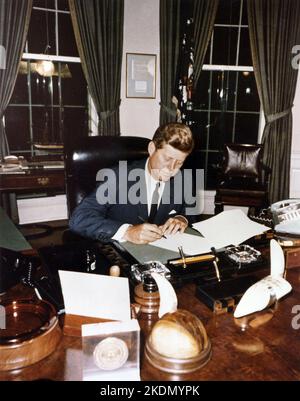 Firma del bando di quarantena di Cuba. Presidente Kennedy. White House, Ufficio ovale - 23 ottobre 1962 - fotografo Robert L. Knudsen Foto Stock