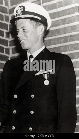 JFK - Fotografia del tenente John Fitzgerald Kennedy in uniforme Navy che indossa la Medaglia Navy and Marine Corps, il nastro Viola cuore, e nastri campagna Foto Stock
