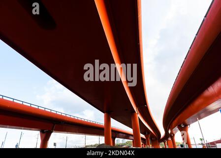 Tre alti viadotti di strada rossi che si uniscono. Foto Stock