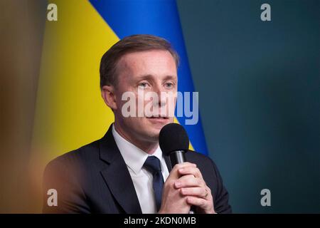 Kiev, Ucraina. 04 Novembre 2022. Jake Sullivan, consigliere per la sicurezza nazionale degli Stati Uniti, risponde a una domanda durante un briefing con il capo ucraino dell'ufficio presidenziale Andriy Yermak a seguito di discussioni bilaterali sull'assistenza alla sicurezza, 4 novembre 2022 a Kiev, Ucraina. Credit: Presidenza Ucraina/Ufficio stampa presidenziale Ucraina/Alamy Live News Foto Stock