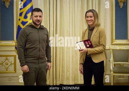 Kiev, Ucraina. 04 Novembre 2022. Il presidente ucraino Volodymyr Zelenskyy, a sinistra, presenta il direttore senior del Consiglio di sicurezza Nazionale degli Stati Uniti per l'Europa Amanda Sloat, a destra, con l'Ordine del merito del III grado, durante un incontro al Palazzo Mariinsky, 4 novembre 2022 a Kyiv, Ucraina. Credit: Presidenza Ucraina/Ufficio stampa presidenziale Ucraina/Alamy Live News Foto Stock