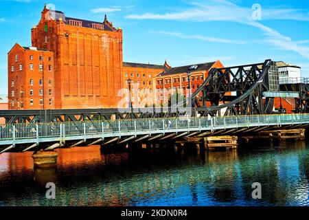 River Freshney and Corporation Bridge, Grimsby, Lincolnshire, Inghilterra Foto Stock