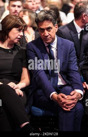 Ed Miliband, (Shadow Secretary of state of Climate Change and Net Zero) con Bridget Phillipson, (Shadow Secretary of state for Education) nei loro seggi per il tributo alla defunta regina Elisabetta II fotografata durante la Conferenza autunnale del Partito laburista tenutasi ad ACC Liverpool , Liverpool domenica 25 settembre 2022. Foto di Julie Edwards. Foto Stock