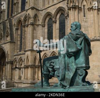 Statua in bronzo dell'imperatore romano Constantine the Great (274-337 d.C.) al di fuori del fronte di York Minster, York, North Yorkshire, Inghilterra Foto Stock