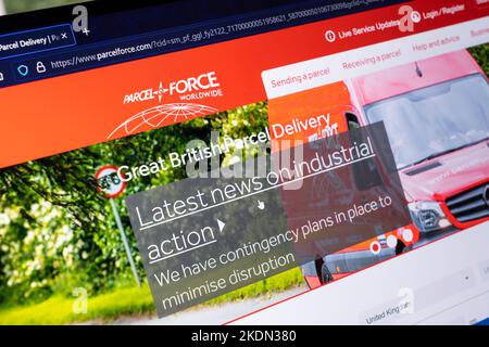 Un banner sul sito web di Parcelforce su uno schermo di computer avverte di un'azione industriale da parte dei conducenti di consegna che intendono andare in sciopero nel novembre 2022 Foto Stock