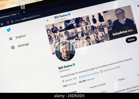 Twitter Profilo pagina per William (Bill) Henry Gates III, un magnate americano di business, sviluppatore di software, investitore, autore e filantropo Foto Stock