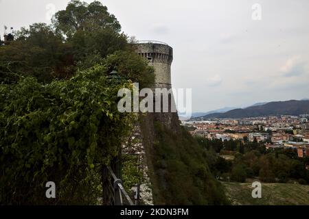 Città vista dall'alto incorniciata da un castello costruito su una scogliera in una giornata nuvolosa Foto Stock