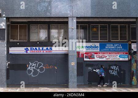 Un ristorante fast food chiuso e a bordo, York Road, Waterloo, Londra, Regno Unito. 26 settembre 2022 Foto Stock