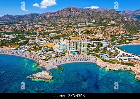 Vista aerea (drone) della spiaggia della baia di Kakkos (bandiera blu premiata), tra i villaggi di ferma e Koutsounari, Ierapetral, Lassithi, Creta, Grecia. Foto Stock