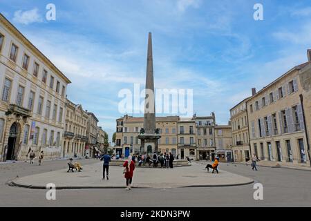 Place de la République, Arles, Francia. Il centro della città di Arles, Francia. L'obelisco risale al 4th ° secolo. Foto Stock