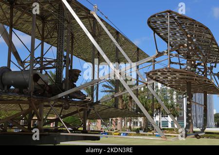 Wright Flyer Sculpture di Larry Godwin nel campus della Embry-Riddle Aeronautical University di Daytona, Florida Foto Stock