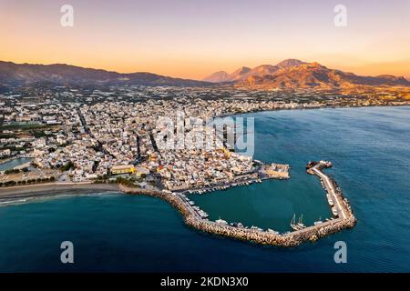 Vista aerea di Ierapetra (Lasithi, isola di Creta, Grecia - la città più meridionale d'Europa) intorno al tramonto. Foto Stock