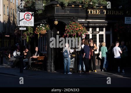 Bevitori pomeridiani, godendosi il sole all'aperto, il Three Greyhounds Pub, 25 Greek Street, Soho, Londra, Regno Unito. 14 settembre 2022 Foto Stock