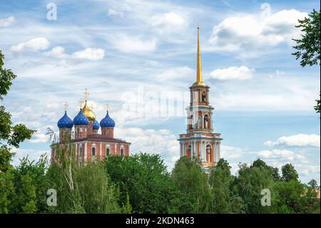 Ryazan, Russia. Vista sul Cremlino Ryazan con il Campanile, la Cattedrale della Natività di Cristo, la Cattedrale della Dormizione e la Chiesa di Epifania. Lettere russe Foto Stock