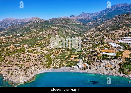 Panoramica, vista aerea (drone) della spiaggia di Agia Fotia, Ierapetra, Lassithi, isola di Creta, Grecia. Foto Stock