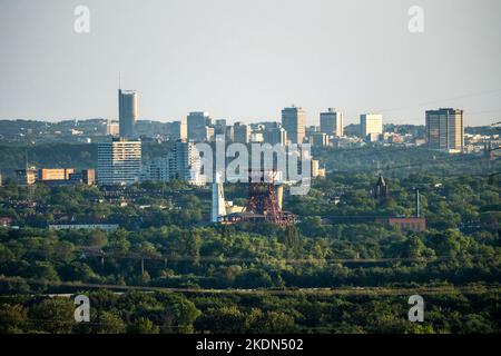 Vista sulla zona centrale della Ruhr, da nord su Gelsenkirchen, con l'ex miniera di consolidamento e gli alti edifici del centro della città Foto Stock